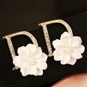 Korean Ohrringe Zubehör großhandel-Europäische Markenbuchstaben D Muster Ohrringe für Frauen weiße Blumenohrringe K Gold plattiert koreanische Modeschmuckaccessoires