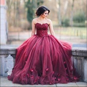 Hochwertige burgunderrote Quinceanera-Kleider mit herzförmigem Ausschnitt und Spitzenmieder, Tüllrock, 2018 Ballkleid-Abschlussballkleider mit Blütenblättern