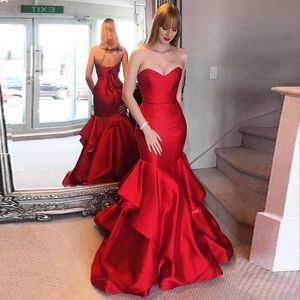 Eleganckie czerwone Syrenki Suknie Wieczorowe Kochanie Ruffles Satynowy Długość podłogi Proste Formalne Prom Dresses Pageant Suknie Lace Up