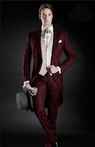 Poranny styl Burgundy TailCoat Groom Tuxedos Eiegant Mężczyźni Wedding Wear Odzież wysokiej jakości Mężczyźni Formalny Prom Party Garnitur (Kurtka + Spodnie + Kamizelka + Kamizelka) 965