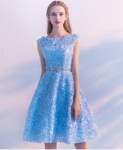 Nowy Klejnot Druhna Suknie Krótka Sukienka Popularne Ruffles Wedding Guest Dress Z Rękawami Cap Lace-Up Back Długość Długość Maid of Honor Dress