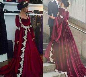Nya Arabiska Dubai Långärmade Burgundy Velvet Evening Klänningar med Appliques Lång Vintage Muslim Party Gowns Elegant Formal Occasion Dresses