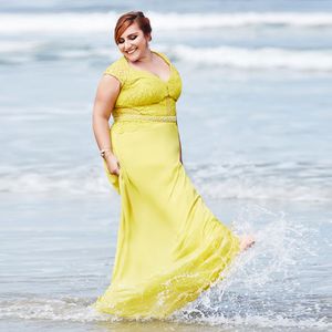 Amazing Yellow Plus Size Lace Prom Dresses Sheer Plunging Neck Beaded Evening Gowns A Line Floor Length Formal Dress