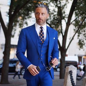 Handsome Royal Blue Mens Suits Slim Fit Groomsmen Bröllop Tuxedos för Män Blazers Peaked Lapel Formell Prom Suit (Jacket + Pants + Vest)