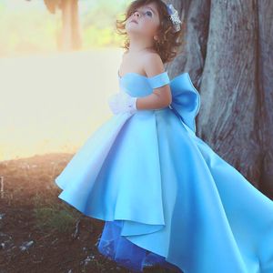 Entzückendes Satin-Blumenmädchenkleid, reizend, schulterfrei, herzförmiger Ausschnitt, große Schleife, Erstkommunionkleid für Kinder, modisches High-Low-Festzugkleid für Mädchen