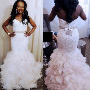 Splendidi abiti da sposa a sirena sudafricani 2018-2019 Abiti da sposa con perline di pizzo con scollo a cuore Abiti da sposa con volant in organza Abiti su misura