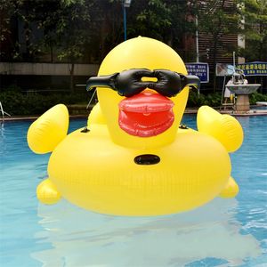 Estilo gigante InflávelRubber Pato Flutuante Row Ride Em Brinquedos Animais Piscina Brinquedo Adultos Ao Ar Livre Verão Infantil Natação Anel Natação Cama 102hmy Y