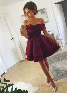 Vintage Dark Red Cocktail Sukienki Homecoming Sukienki Tanie 2018 Off Ramiona Krótkie Rękawy Suknia Balowa Prom Party Suknie Wieczorowe Suknie Czerwone Dywany