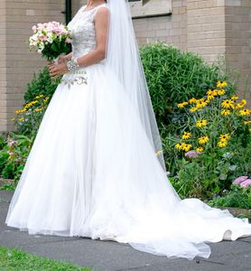 Abiti Una linea di perline Sweep Train Tulle Scollo rotondo Senza maniche Abito da sposa country da giardino Abito da sposa Taglie forti