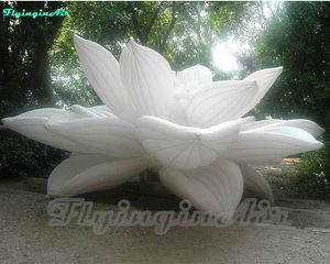 Fiore bianco gonfiabile a terra con fiori multicolori personalizzati da 6 m per decorazioni interne/esterne