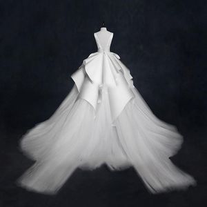 Wunderschöne Ballkleid-Brautkleider mit transparentem Ausschnitt, abgestuftes Schößchen, Tüll-Satin-Brautkleid mit langer Schleppe, Strand-Brautkleider mit sexy Rücken