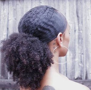 100人の巻き毛のポニーテール、短い伸縮性の巾着ポニーテールアフリカ系アメリカのアフロなキンキーの巻き毛の延長、クリップが付いているパフポニーテールの髪