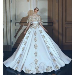 2019 Gorgeous Ball Gown Wedding Dresses Strapless Champagne Applique Vit Satin Bridal Gown med Wrap Ruffle A-Line Bröllop Bollkorgar