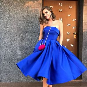 Sexy königsblaue Heimkehrkleider, schlichte, trägerlose, rückenfreie, kurze Ballkleider aus Satin, Teelänge, formelle Partykleider