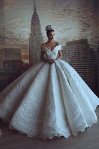 Designer Dubai Arabic Luxury Ball Gown Spets Wedding Dresses Off Shoulder Backless Applique Pärled Chapel Train Bridal Dress Gowns216p