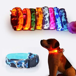 Coleiras de Cachorro LEVOU Camo Cão LEVOU Coleira Pet Glow Coleiras Piscando Nylon Night Light Up Gola Satety 7 Cores Tamanho S M L XL