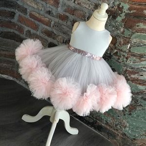 Incredibili abiti da ballo con paillettes Abiti da ragazza di fiori per matrimoni Abiti da spettacolo per bambini con collo gioiello arruffati Lunghezza pavimento Tulle Abito da ballo per bambini