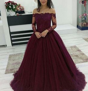 2018 Billiga Quinceanera Ball Gown Dresses Burgundy Off Shoulder Lace Applique Långärmade Tulle Party Dresses Plus Storlek Prom Evening Gowns