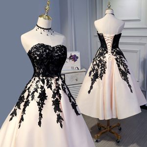 Romantisk satin prom klänningar med svart blommig applique dragkedja eller spets-up back te längd prom klänning fest klänning plus storlek anpassad