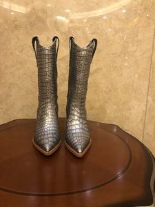 Hochwertige Damen-Halbstiefel mit 8 cm Absatz und Krokodilprägung aus Rindsleder. Anmutige, modische Stiefel mit spitzen Zehen, Eu34-41-Größen. Exklusive Ladenqualität