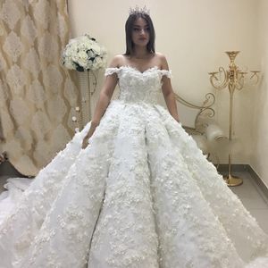 Perlen handgefertigte Blumen Brautkleider Saudi-Arabien Perlen Spitze Applikationen Ballkleid Brautkleid Charmantes langes Brautkleid in Dubai in Übergröße