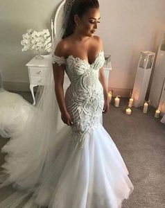 Sexiga sjöjungfru bröllopsklänningar lyx av axel spets brudklänningar kristaller sopa tåg plus storlek strand bröllopsklänning