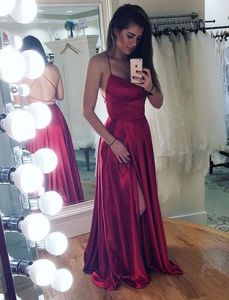 2018 Enkel Billiga Backless Aftonklänningar med Side Slit Halter Satin Pläterad Golvlängd Prom Red Carpet Formell Klänning Lång