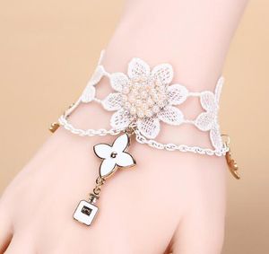 free new European and American fashion brides wedding small gifts accessories white lace pearl bracelet fashion classic elegant