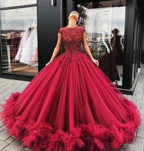 Vestido de baile vermelho escuro, vestido de baile com contas, mangas curtas, apliques, trem de varredura, decote joia, concurso de noite, vestido de festa