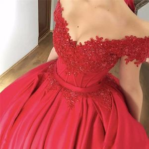 Ucuz kırmızı quinceanera balo elbise omuz dantel aplikeler kapalı boncuklu tatlı 16 süpürme tren artı beden parti balo akşam elbiseleri giymek