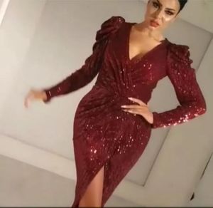 Gece elbisesi yosef aljasmi uzun kollu kırmızı payetler v yaka bölünmüş almoda gianninaazar kim kardashian zuhair murad ziadnakad