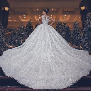Dreamy Tale Lace Ball Gown Wedding Dresses Pärlor Applique V-hals ärmlösa bröllopsklänningar Luxuxry glittrande saudiska prinsessa bröllopsklänningar