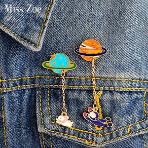 Miss Zoe Cartone animato Pianeta Saturno Astronauta Vela Coniglio Spilla in metallo Spilla con bottone a catena Spilla giacca di jeans Spilla Distintivo Gioielli regalo