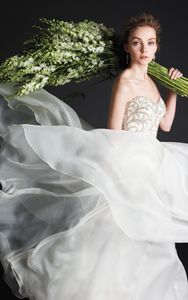 Abito da sposa personalizzato di alta qualità di fascia alta beige fatto a mano con perline sul petto trascinando abito da sposa abiti da ballo in organza con cerniera senza schienale