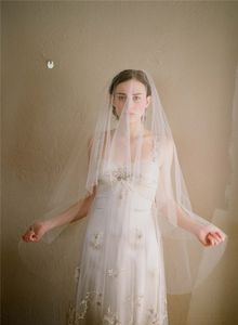 Högkvalitativa brudslöjor med skuren fingertoppslängd Två lager Tulle White Cheap HotSaling Wedding Bridal Veils #V007