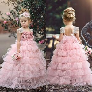 Härlig pricess Flower Girl Dresses Square Short Sleeves Tiered Pleated Backless Golvlängd Anpassad Made Formal Party Gowns With Flower