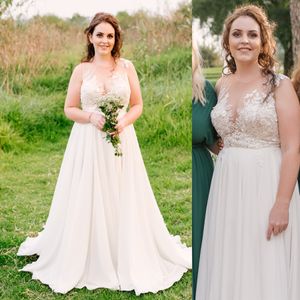 Bellissimo abito da sposa senza maniche in rayon e pizzo di classe con applicazioni scoop. Abito da sposa lungo trasparente in chiffon svolazzante romantico