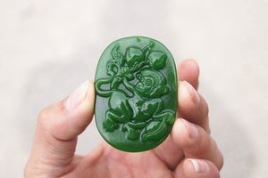 Gratis leverans - vacker (yttre mongoliet) Emerald Monkey äter platt persika (amulett). Handskuren oval halsband hängsmycke.