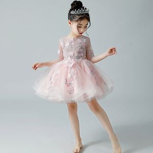 熱い販売3Dアップリケの花の女の子のドレスのためのハーフスリーブの膝の長さチュールキッズウエディングドレスが付いているガウン