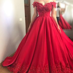 Romantyczny Red Satin Prom Dresses Koraliki Koronki Aplikacja Off Ramię Rękawów Suknia Wieczorowa Czarowna Saudi Sukienka Sukienka Party Suknie 2018