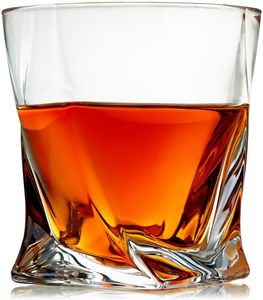Staromodny szklany szklany kubek do whisky, bourbon, alkoholu, szkockiej lub innego alkoholu - wygodne, piękne, eleganckie