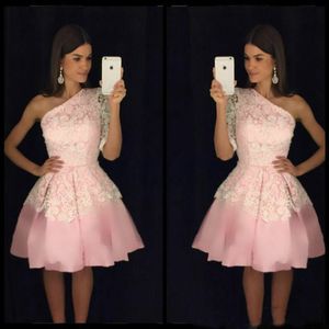 Stunning Lace One Shoulder Pink Short Homecoming Dresses Sleeveless Arabic Knee Length Short Prom Dress Cocktail Graduation Party Club Wear