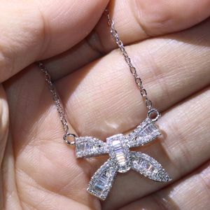 Ny ankomst Original Brand New Infinity Luxury Smycken 925 Sterling Silver Princess Cut Vit Topaz Diamond Lucky Chain Bow Pendant Halsband