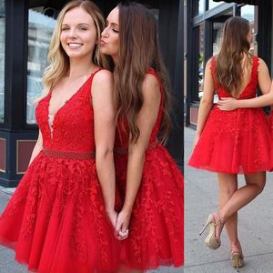 Pizzo rosso Tulle Brevi vestiti di ritorno a casa V Neck Sheer Straps Beading Plus Size Backless Short Prom Dresses Abiti da cocktail party