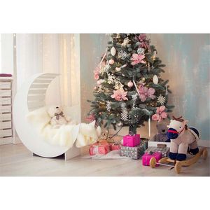 Nyfödd baby shower bakgrund tryckt halvmåne säng trä häst rosa blommor bollar dekorerade julgran barn foto bakgrunder