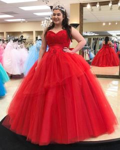 Stylish Red Pärlad bollklänning Quinceanera klänningar älskling halsringning peplum prom klänningar tyll appliced ​​sweet 16 klänning 326 326