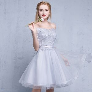 Lekkie szary Druhna Suknie Off Ramię Pół Rękawy Pldys Tulle Z Kwiatowy Aplikacja Długość Kolana Wedding Party Dress Tani