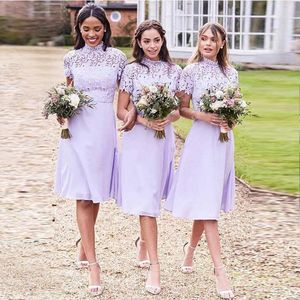 2018 Lavendel Short Bridesmaid Dresses High Neck Kortärmad Snörning Party Gowns Back Zipper Knee-längd Anpassad Made Simple Formal Party Gown