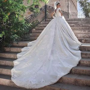 Abito da sposa da principessa con ritratto da sposa di Dubai Abiti da sposa con applicazioni di pizzo con spalle scoperte e perline di lusso Abiti da sposa reali dell'Arabia glamour