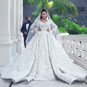 Gorgeous Dubai Ball Gown Bröllopsklänningar Lace 3D Floral Appliques Pärlor 3/4 Långärmad V Neck Brudklänningar